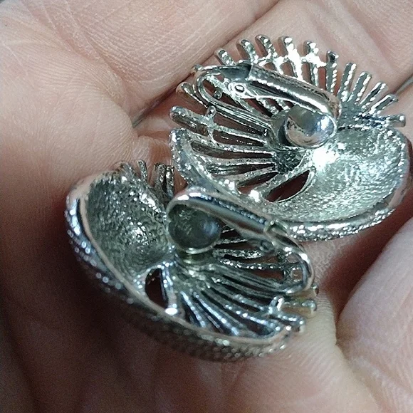 SARAH COVENTRY VINTAGE 60s SILVER-TONE RIBBED SWIRLED LEVERBACK 1.2" EARRINGS - Picture 6 of 9